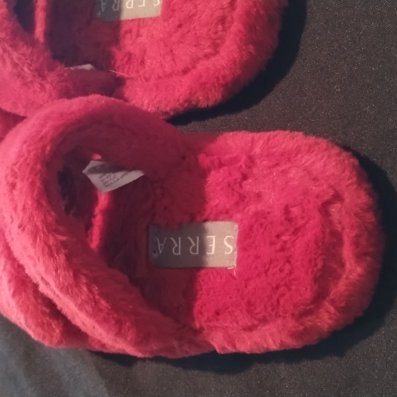 Serra Faux Fur Slides/Slippers Color: Red Size: 5/6 - Picture 4 of 8